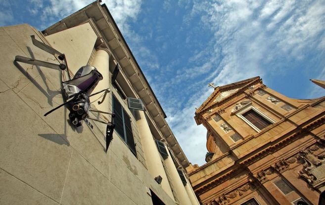 "L'invasione" dei ragni, riciclare la plastica diventa arte