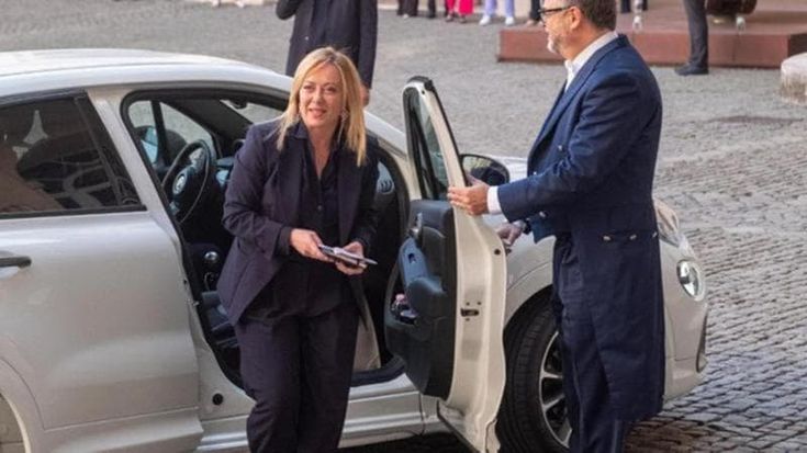 Auto, Meloni alla Ue sulla transizione green: “Sì ai biofuel e ai mezzi ibridi dopo il 2035”