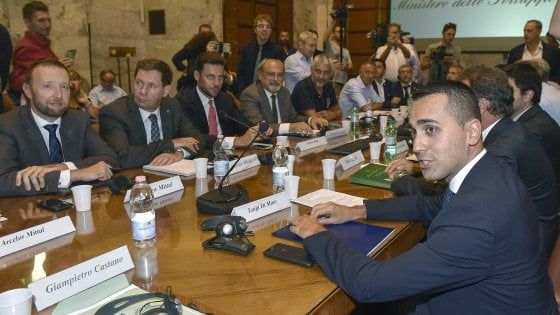 Ilva, ArcelorMittal propone l'assunzione di 10.300 operai. Sindacati: posizioni lontanissime