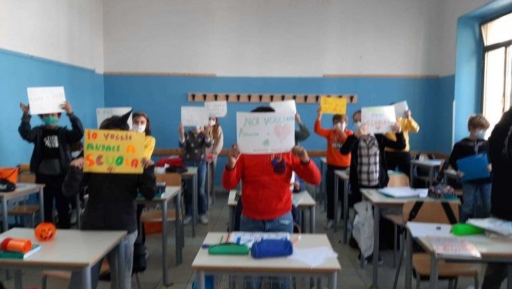 Scuole chiuse, la protesta di genitori e studenti in Puglia: "Lasciamo uno zaino vuoto davanti ai cancelli"