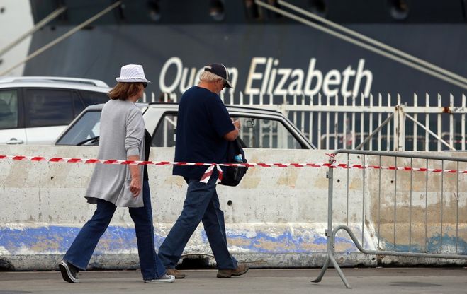 La Queen Elizabeth in porto, sbarcano i croceristi di lusso