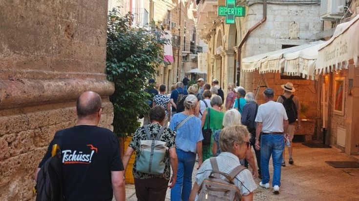 Caro-carburanti. “Caraibi e Zanzibar si allontanano. C’è chi ha deciso di restare a casa”
