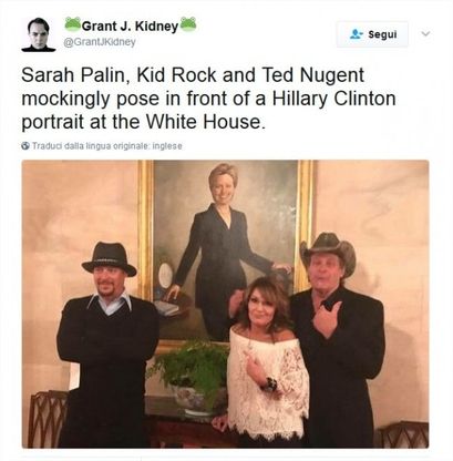 Sarah Palin alla Casa Bianca:  la foto ricordo sotto il ritratto di Hillary è irriverente
