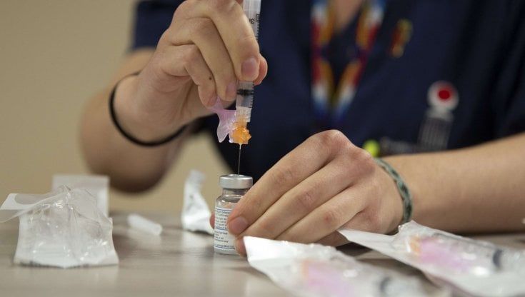 Covid, Pfizer e Moderna testano i vaccini sulla variante inglese: "Già efficaci dopo altre mutazioni"