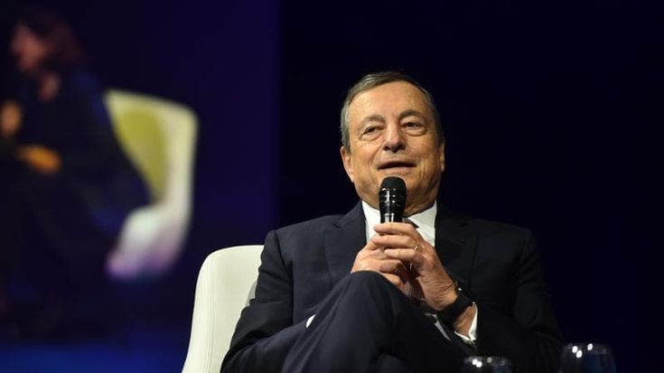 Il ritorno di Draghi: “La Bce fa bene a combattere così l’inflazione, siamo in un’era di tassi più alti”