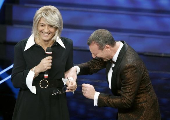 Sanremo 2020, Fiorello tacchi alti e parrucca, è Maria De Filippi