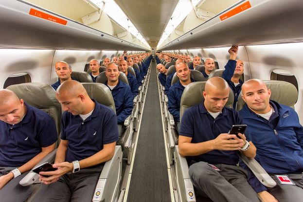 100 selfie sull'aereo: il risultato? Lo stesso passeggero su tutti i posti