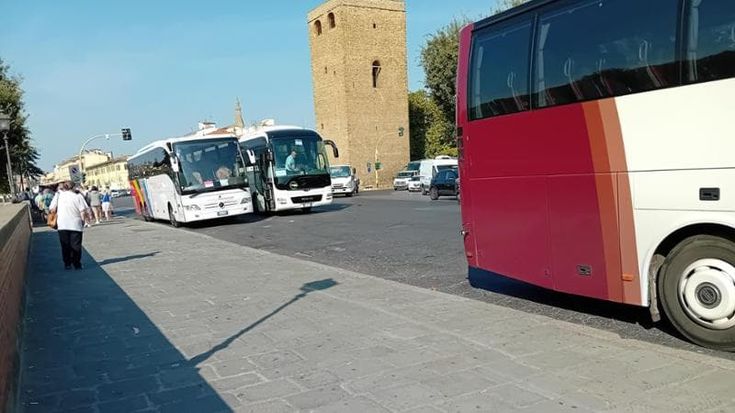 Nel lungarno l’assalto dei bus turistici: sosta selvaggia e tripla fila
