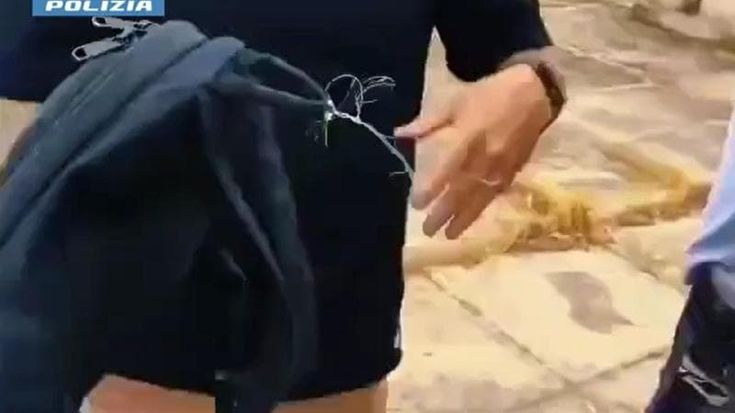 Ostia, lo zaino con crack e cocaina nascosto nel comignolo: arrestato 50enne