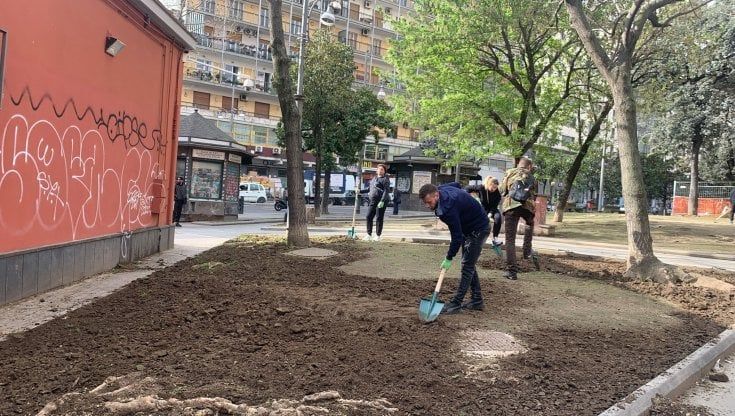 Napoli, pulizia straordinaria in piazza Cavour: ucraini con la task force del Comune