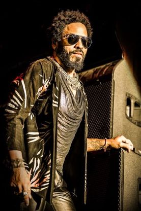 Lenny Kravitz con la sua voce e la sua chitarra al Lucca Summer Festival 