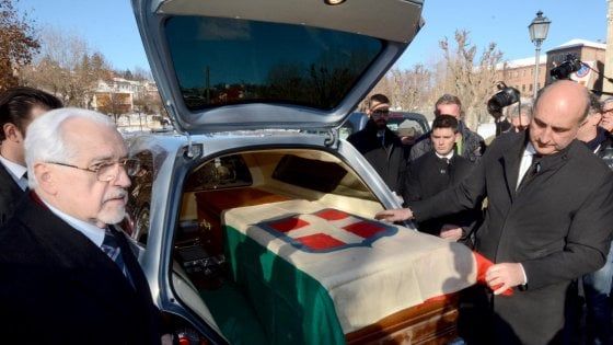 Caso Savoia, Grasso: "Rientro dei resti solo atto di compassione". Ma Emanuele Filiberto: "Il re merita il Pantheon" 