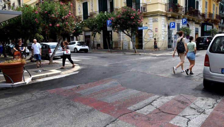 Pedoni investiti a Bari, strisce sotto accusa: "Sbiadite o troppo vicine agli incroci". L'assessore Galasso: "Regolari e ora più durature"