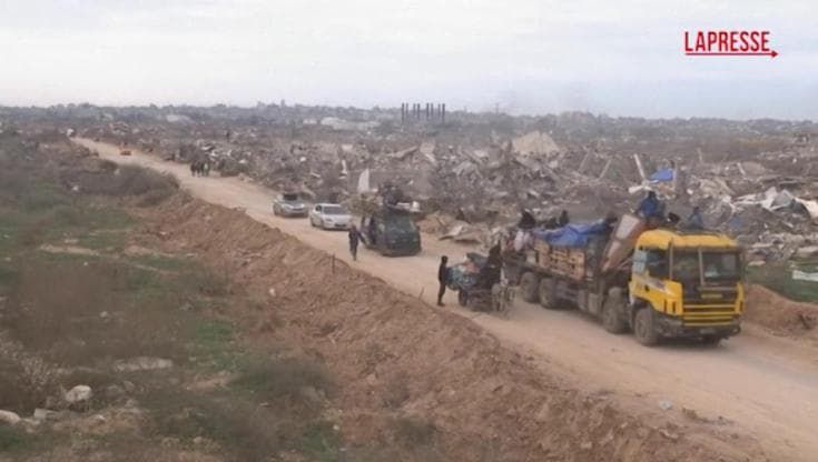 Gaza, dopo il ritiro di Israele dal Corridoio Netzarim i palestinesi tornano a casa tra le macerie