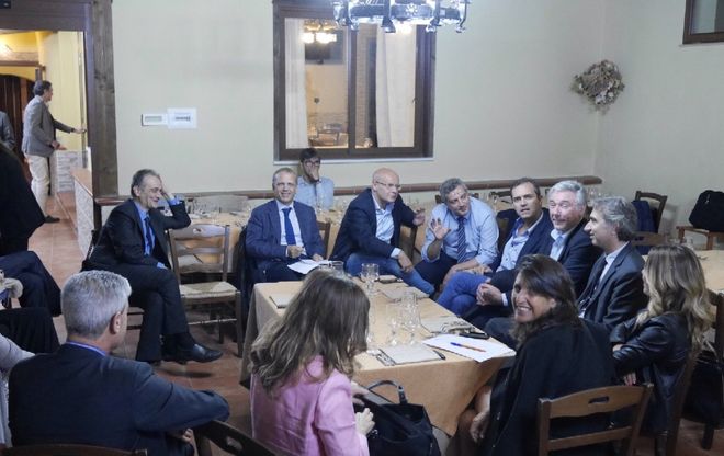 Il sindaco sospeso a cena con i suoi assessori a Chiaiano
