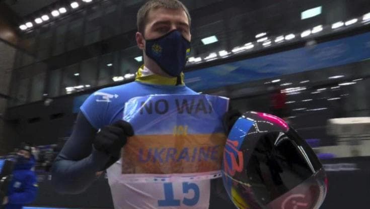 "No alla guerra in Ucraina", l'appello dell'atleta di skeleton: da Smith e Carlos fino a oggi, quando sport e politica si intrecciano