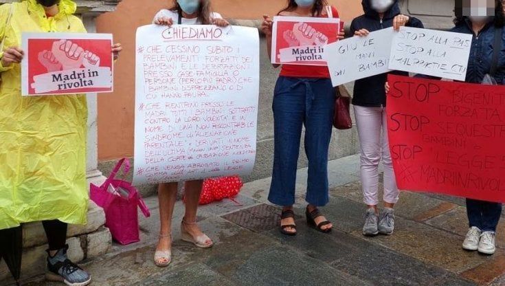 Madri in rivolta davanti alla Prefettura di Parma. "Stop ai prelevamenti forzati di minori"