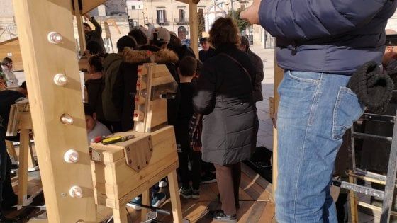 Ruvo, i ragazzi che l'avevano vandalizzata riparano la giostra con i genitori. Il sindaco: "Lezione per tutti"