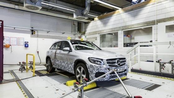 Nuova tassa sulle auto inquinanti, proteste di imprese e sindacati. Castelli: "Andiamo avanti, è nel contratto"