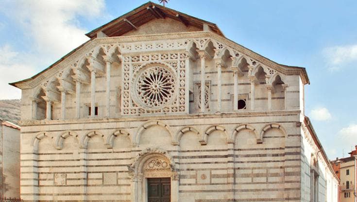 Troppi furti: il parroco chiude il Duomo di Carrara