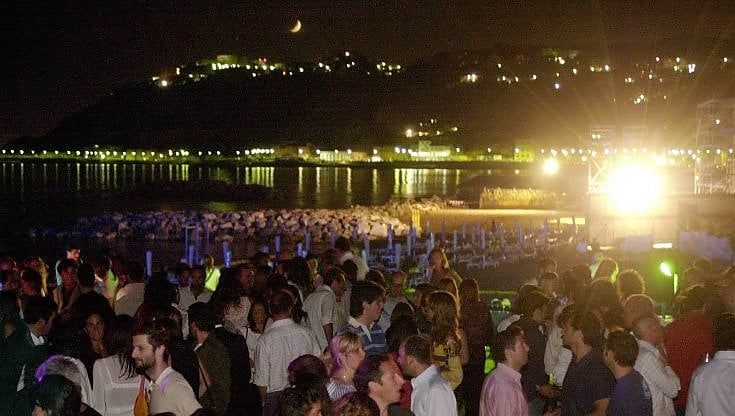 Covid, a Fasano in 300 ballano nel lido: denunciato il gestore. Locale verso la chiusura