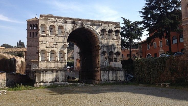 Roma, riapre l'Arco di Giano: dopo 28 anni torna alla vista il monumento dimenticato dai romani