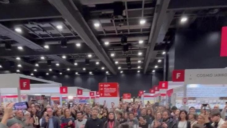 La protesta degli editori: cantano "Bella ciao" davanti allo stand nazifascista
