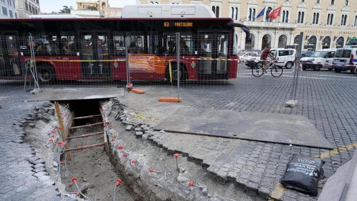 La lastra storta che paralizza Roma. Il problema al cantiere di Piazza Venezia scatena il maxi-ingorgo quotidiano