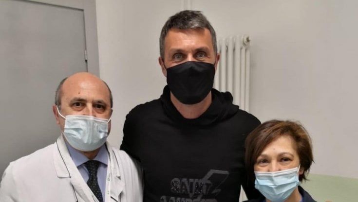  Milano, sorpresa al centro vaccinale del Niguarda: sotto la mascherina c’è Paolo Maldini