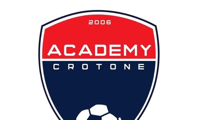 Crotone, giocatore aggredisce arbitro. La sua squadra si ritira dal campionato: “Scelta necessaria”