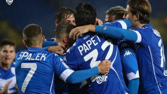 Serie B, Brescia-Lecce 3-0: Ndoj e Ayé rendono felice il ritorno di Lopez