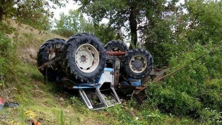 Incidenti sul lavoro: si ribalta trattore nel salernitano, morto 25enne