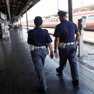 Bari, controlli in stazione con cani antidroga e metal detector: controllate 600 persone