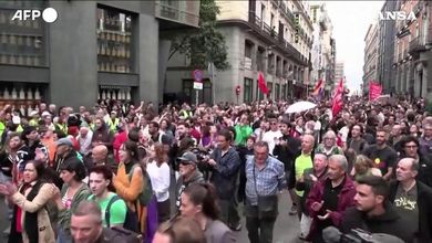 Madrid, in centinaia in corteo verso il parlamento mentre l'assemblea esamina i decreti casa
