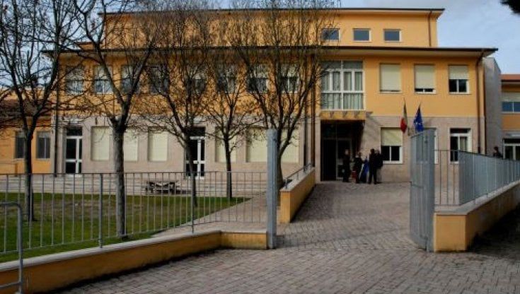 Pontedera: la maestra trova in classe un tesoretto anonimo di 7.000 euro (in contanti) e lo regala alla scuola