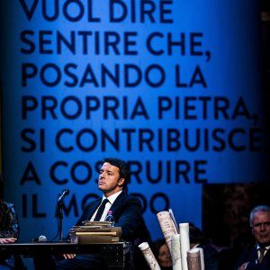 A Firenze secondo giorno di Leopolda,  con il sondaggio sulle peggiori prime pagine dell'anno