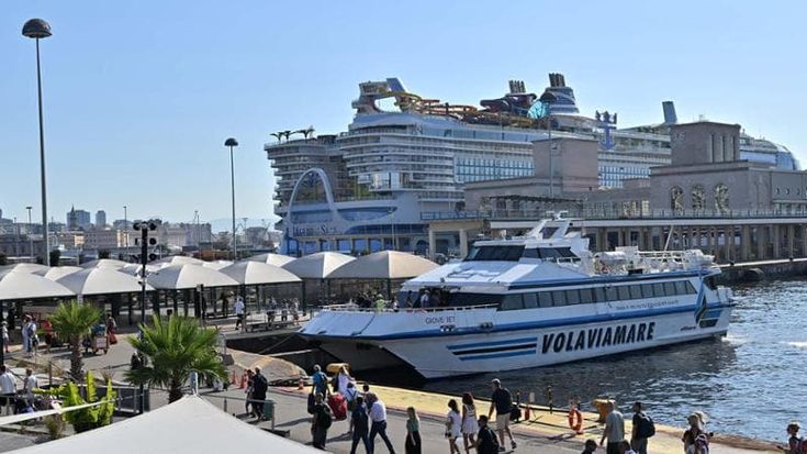 Maxi esodo verso le isole: Capri e Ischia sold out, lunghe file al Beverello