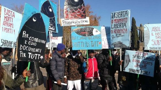 Migranti, le sardine nere di nuovo in piazza a Caserta: "Cancellare il decreto sicurezza"