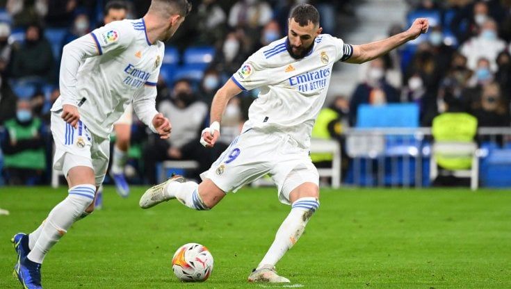 Liga: il Real Madrid spazza via il Valencia, Il Barcellona pareggia a Granada