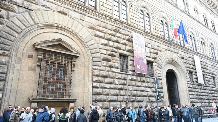 Tassista aggredito, il racconto: “Erano in tre, avevano un coltello. Per fuggire sono andato a sbattere”