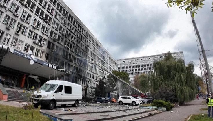 Kiev, attacco di droni russi su edifici e infrastrutture in pieno giorno: la fuga dei passanti