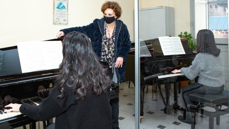 La sfida del conservatorio: lezioni di piano e plexiglass