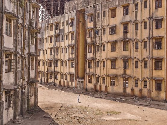 Scatti di cronaca e immagini d'arte: la fotografia indaga tra "Memoria e oblio"