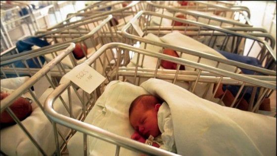 Istat, cala ancora la natalità. Un bimbo su tre ha genitori non sposati