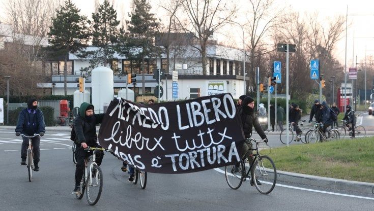 Bologna, attentati e proteste per Cospito: sei anarchici indagati per associazione terroristica