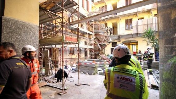 Tragedia sul lavoro a Milano, crolla il ponteggio nel condominio: operaio precipita e muore 