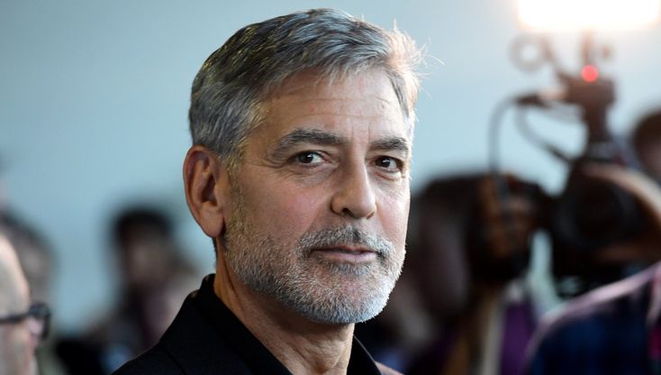 George Clooney compie 60 anni: dagli horror look degli esordi allo stile classico hollywoodiano la sua evoluzione dello stile